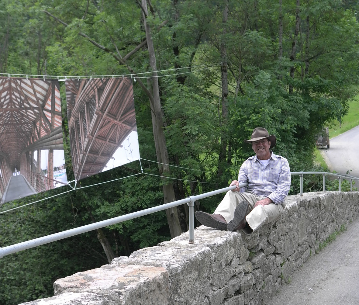 Simón Veléz vor einigen Projetfotos in Rossinière (Foto: Charles von Büren)