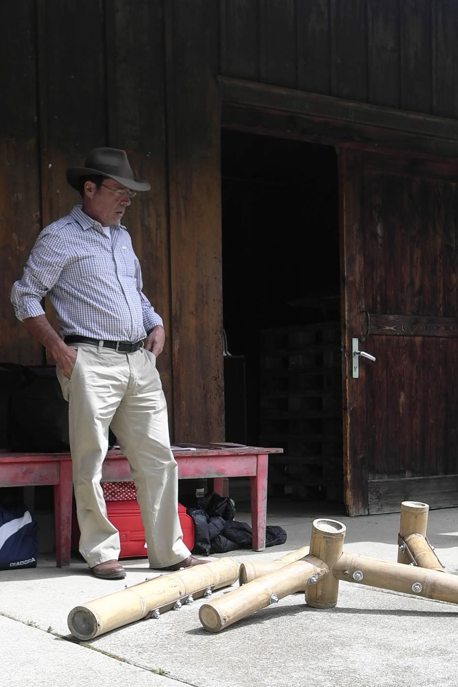 Veléz vor Exponaten in Rossinière (Foto: Charles von Büren)