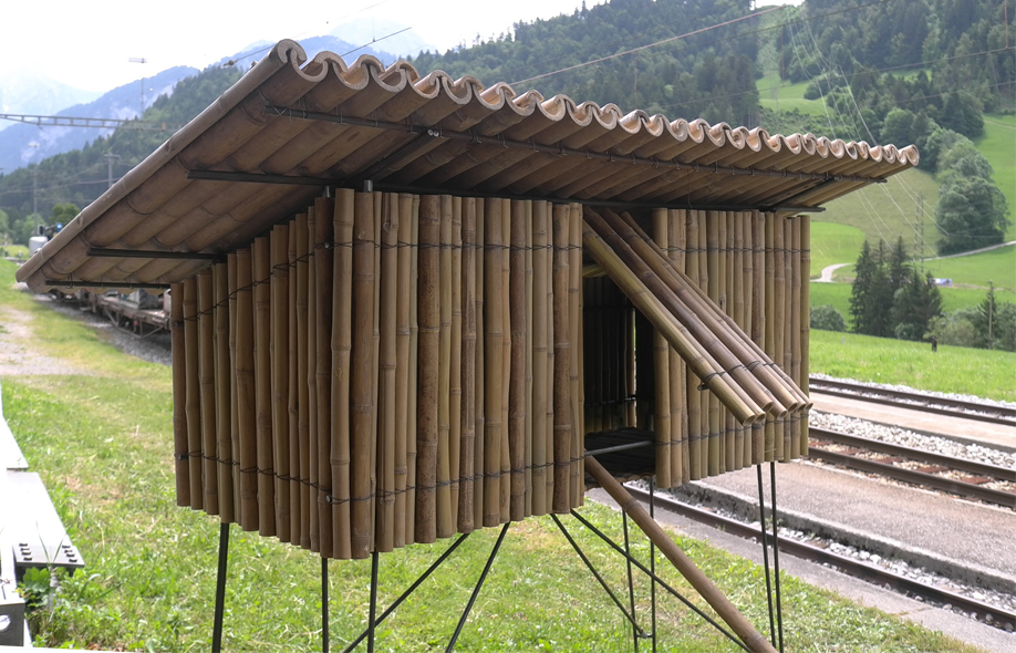 Ein Hühnerstall aus Bambus, aufgestellt beim Bahnhof Rossinière, zeigt im Kleinen die Konstruktionsweise mit Bambus. (Foto: Charles von Büren)