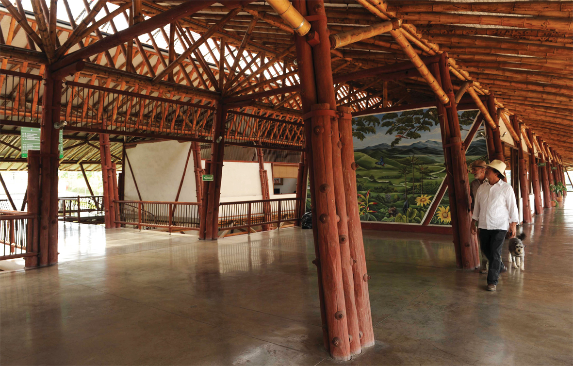 Dieses grosse Gebäude ist mit schonend geschlagenen Holzstämmen aus Mangrovenwäldern der pazifischen Küste Kolumbiens und mit Bambus konstruiert. Es handelt sich um die Corporation Autonoma Régional de Risaralda. Um einen schattigen Innenhof gruppieren si