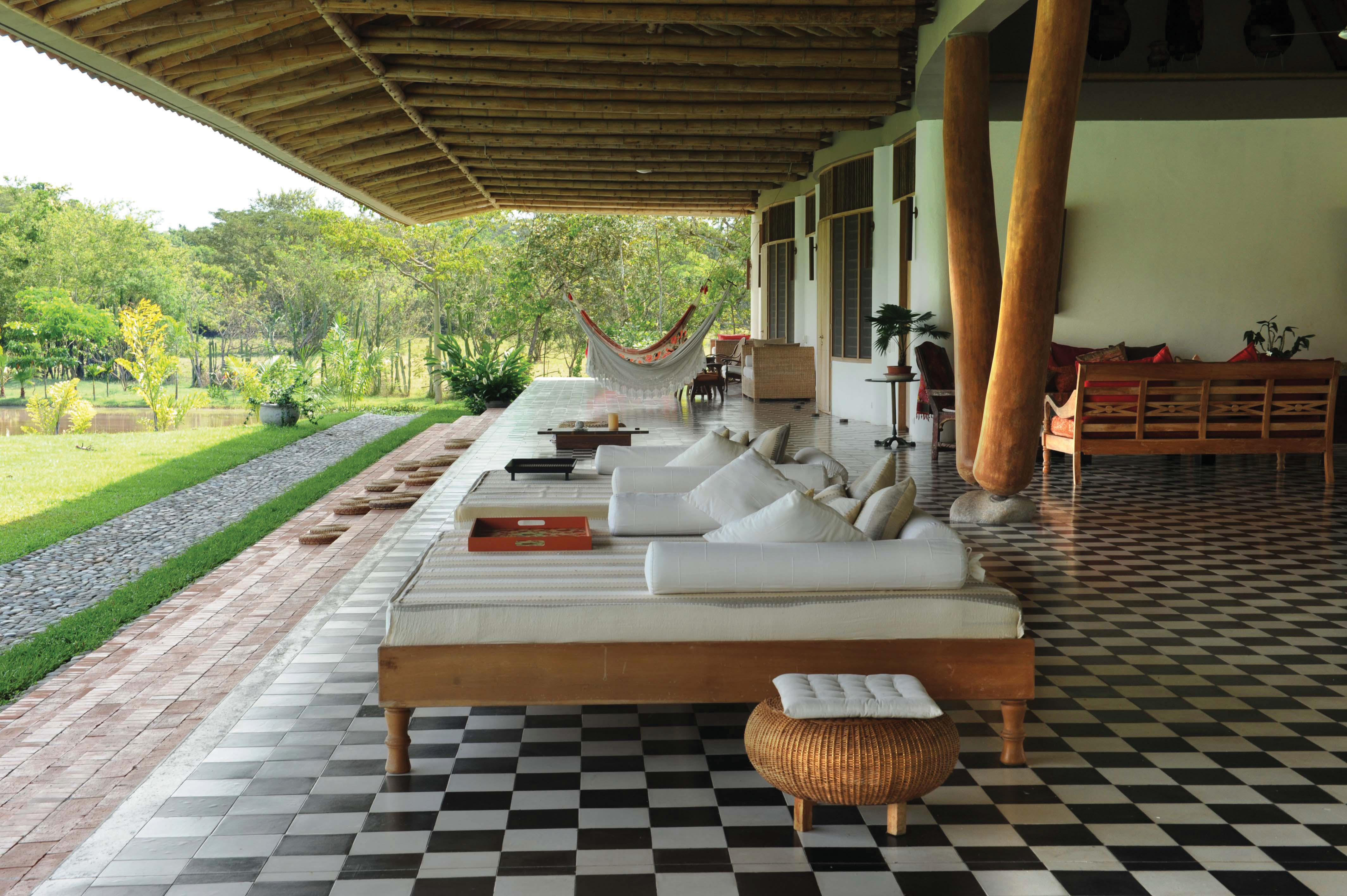 Seit Kolumbien Zeiten politischer Stabilität und grösserer Sicherheit erlebt, lassen sich vermögende Bürger wieder in ländlichen Regionen nieder. Die Villa in der Region Girardot zeigt, wie Holz und Bambus neu als Baustoffe für anspruchsvolle Bauten akzep