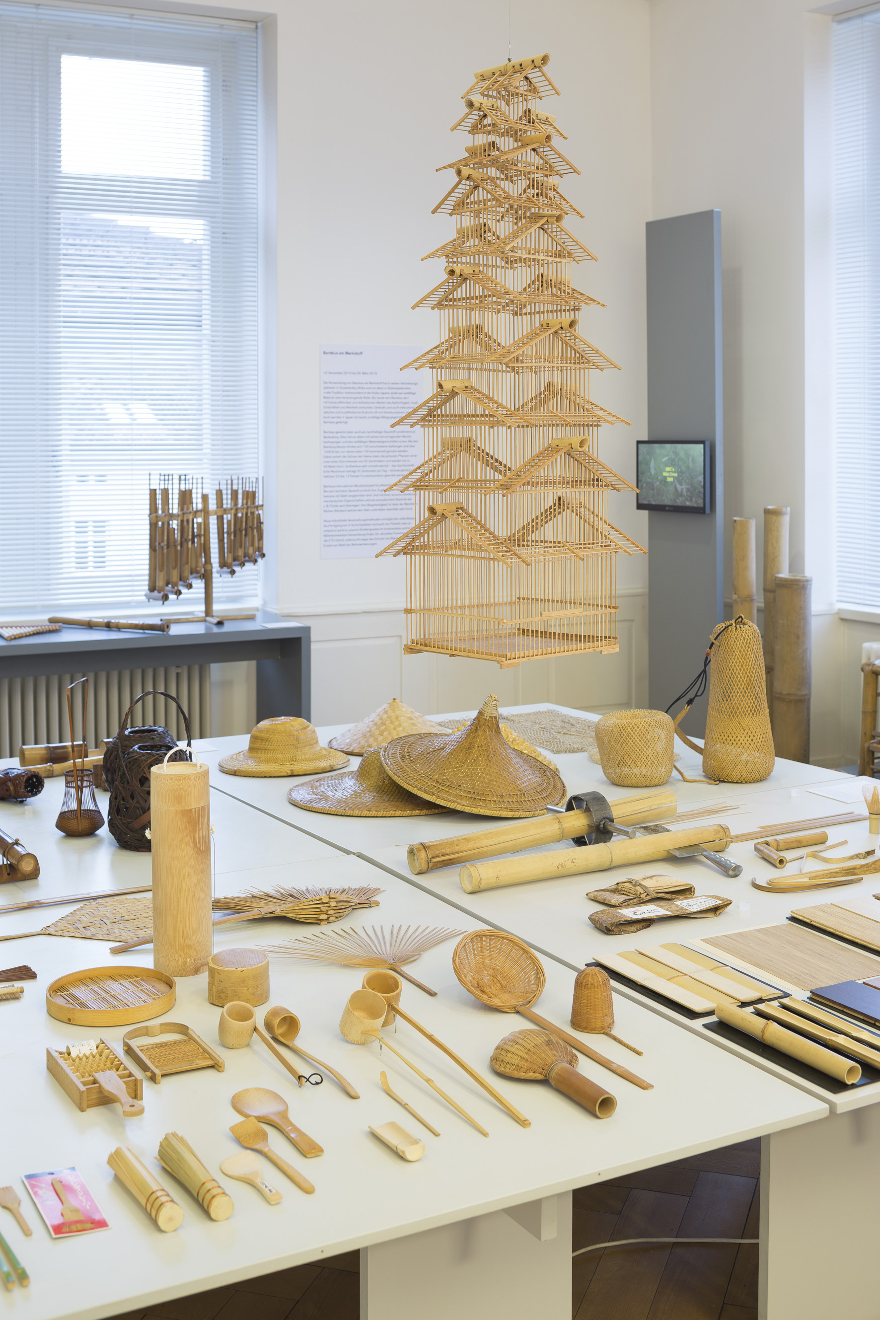 Blick in das Materialarchiv des Gewerbemuseums Winterthur mit unterschiedlichen Geräten und Objekten aus Bambus. (Foto: Michael Lio)