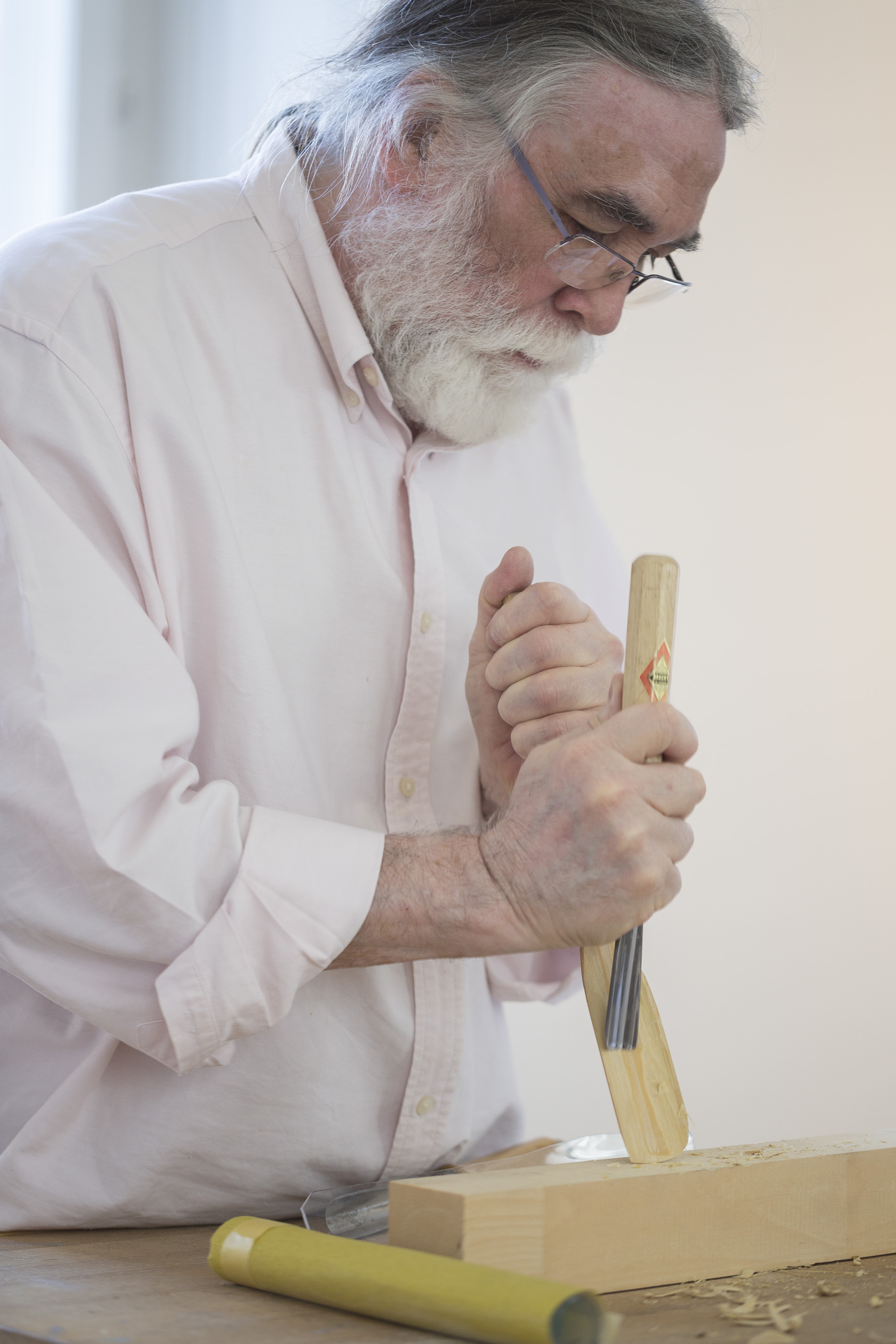 Alvaro Abreu im Tages-Workshop (Bambuslöffel schnitzen mit Alvaro Abreu) für Erwachsene vom Sonntag, 16. November 2014 im Gewerbemuseum Winterthur. (Foto: Michael Lio)