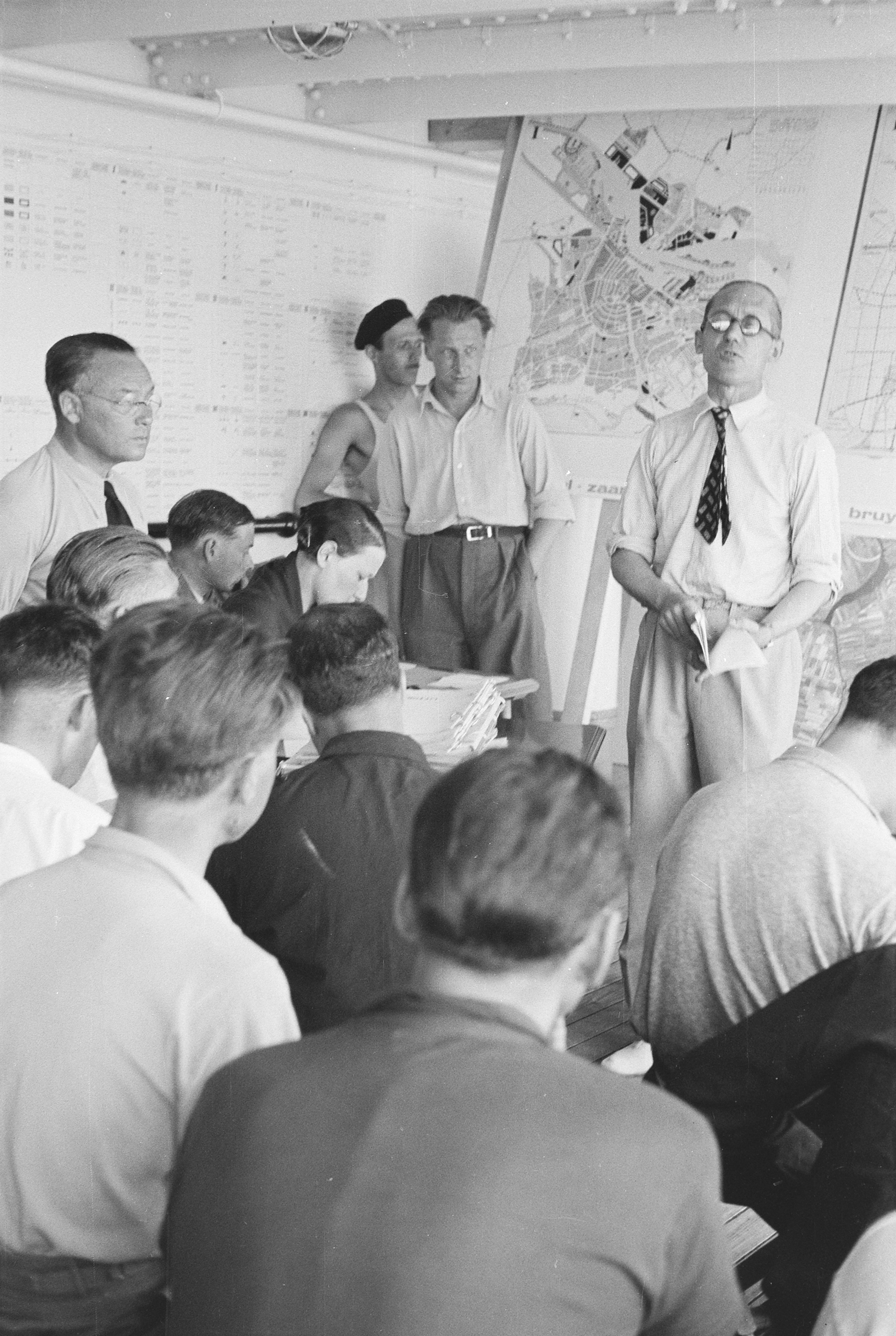 Le Corbusier hält einen Vortrag auf dem Dampfer Patris II zwischen Marseille und Athen.