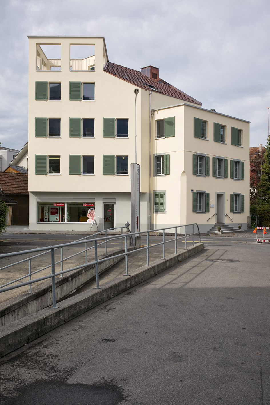 Das dreigeschossige, schutzwürdige Käselager in Stans hat ein Flachdach anstelle des ursprünglichen Satteldachs erhalten und ist mit einem Anbau mitsamt eigenwilliger Dachloggia ergänzt. (Foto: Architekt Beda Diller, Sarnen)