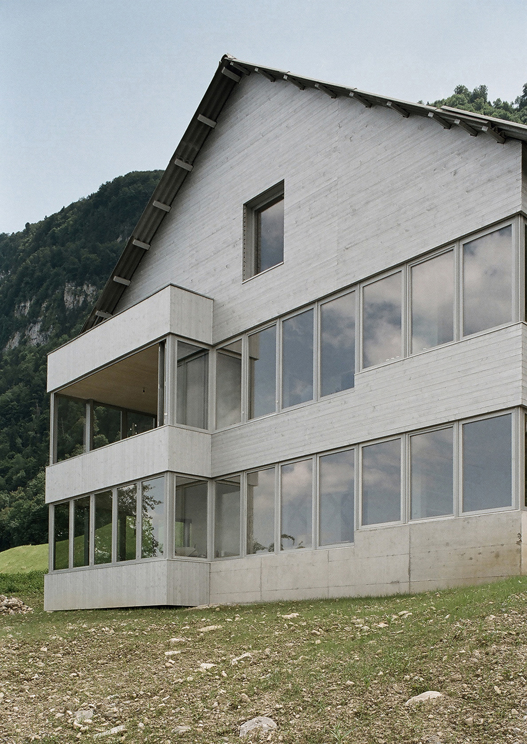 Der Neubau des Atelierhauses am Vorderberg Stansstad wirkt eindrücklich schlicht und überzeugt mit seinen ausgewogenen Proportionen. (Foto: Marco Merz, Marion Claus, Basel)