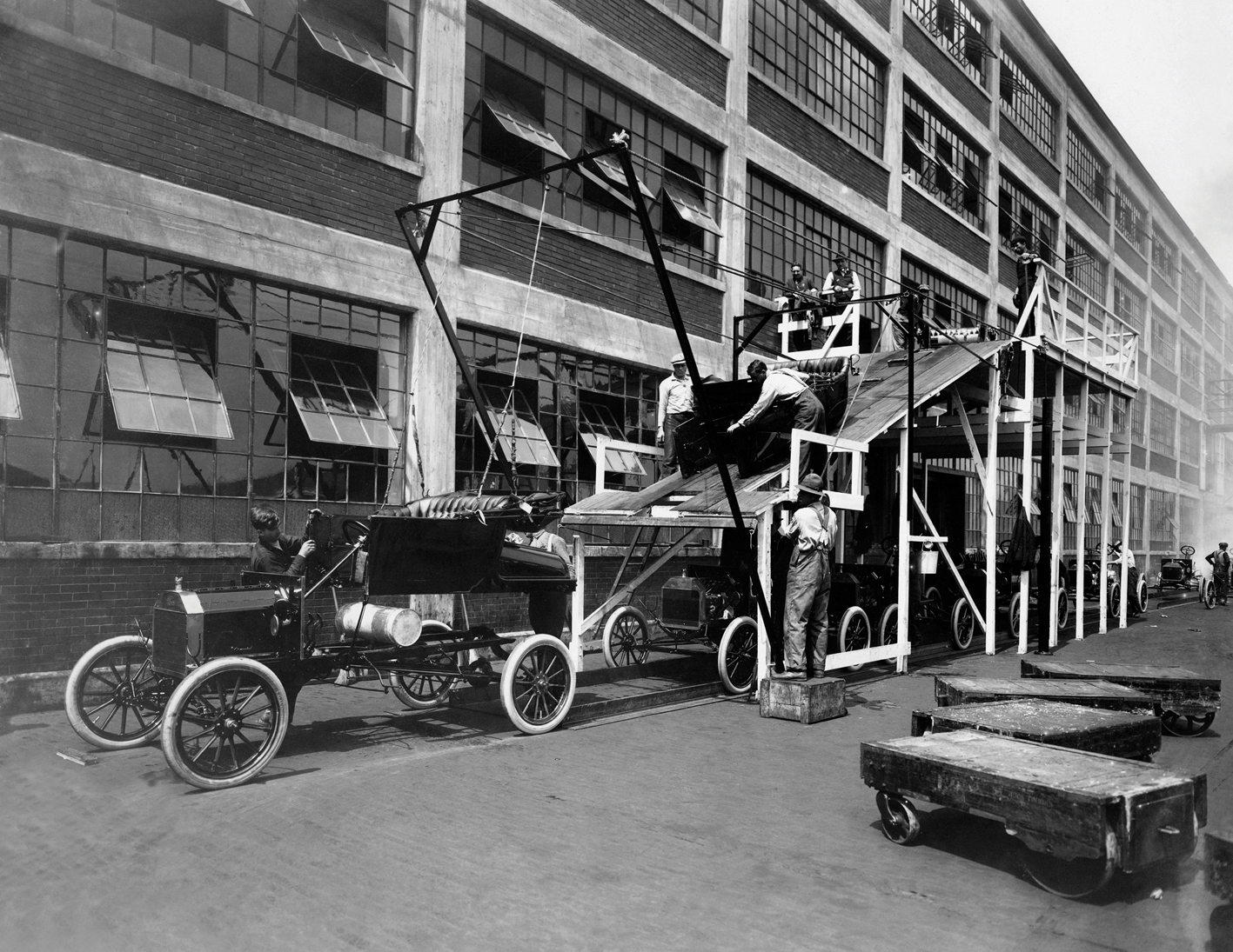 Die Ford Automobilfabrik (Highland Park, Detroit) von Architekt Albert Kahn (1910) war mehrgeschossig angelegt und nutzte für Montagevorgänge die Effekte der natürlichen Schwerkraft. Der Ford T war das erste am Fliessband produzierte Automobil. (Bild: Alb