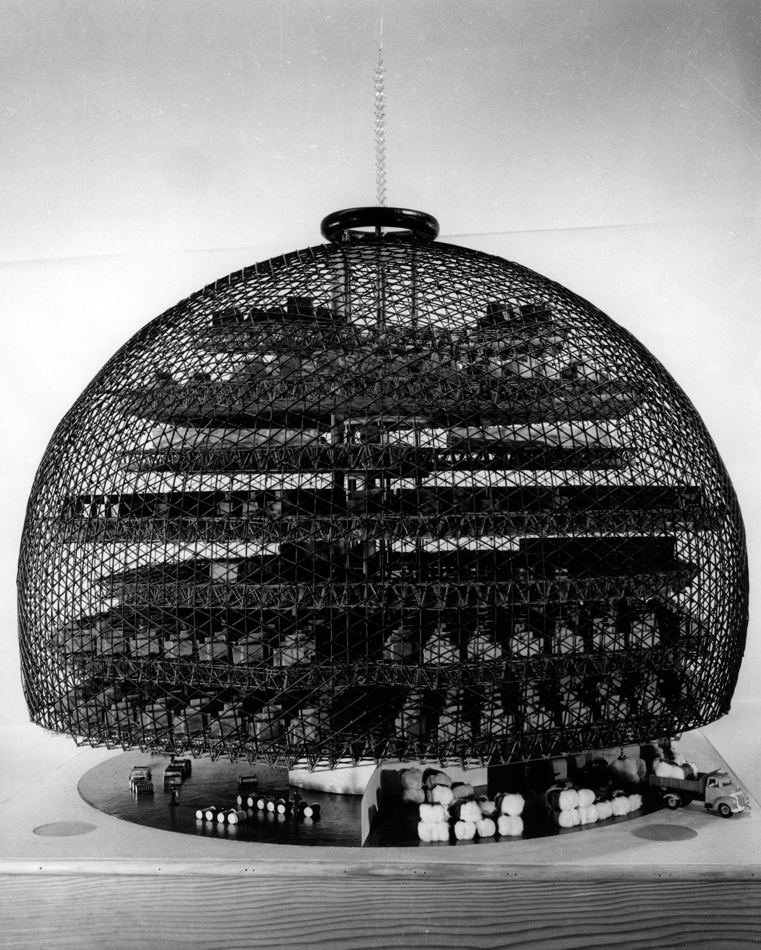 Projekt für eine automatisierte Baumwollfabrik (Buckminster Fuller 1952). Das Modell wurde mit Studierenden der North Caroline University gebaut und ist heute verschollen. (Bild: Ralph Mills)