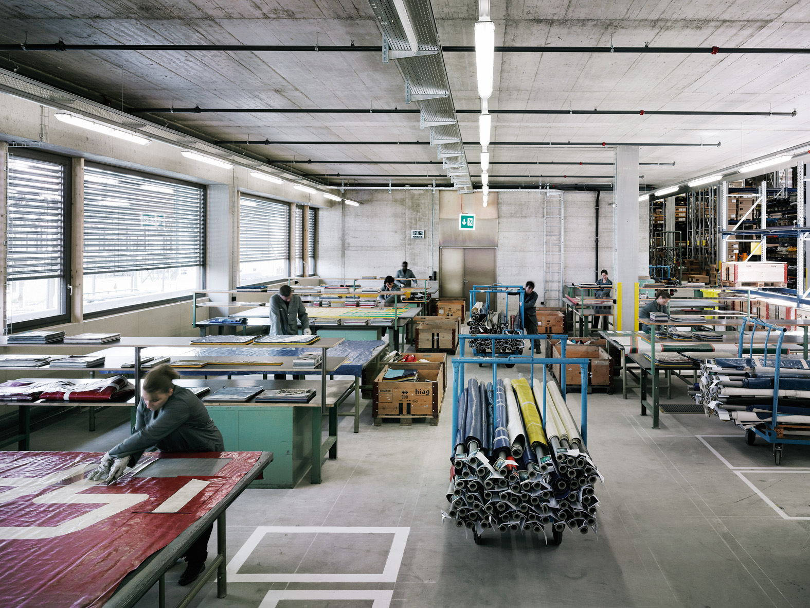 Das Gewerbehaus Noerd in Zürich beherbergt u.a. die Herstellung der Freitag-Taschen aus gebrauchten Lastwagenplanen. Architekt Beat Rothen. (Bild: Archizoom / Gaston Wicki)