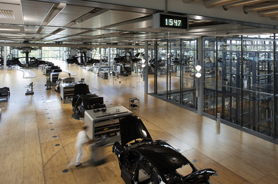 Die Volkswagen-Fabrik in Dresden, die Autoherstellung im «Schaufenster», in der gläsernen Manufaktur (2002). Nebst den Fertigungsanlagen ist auch eine Gastronomie und Kultureinrichtung untergebracht. Architekt Gunter Henn, München (Bild: Volkswagen)