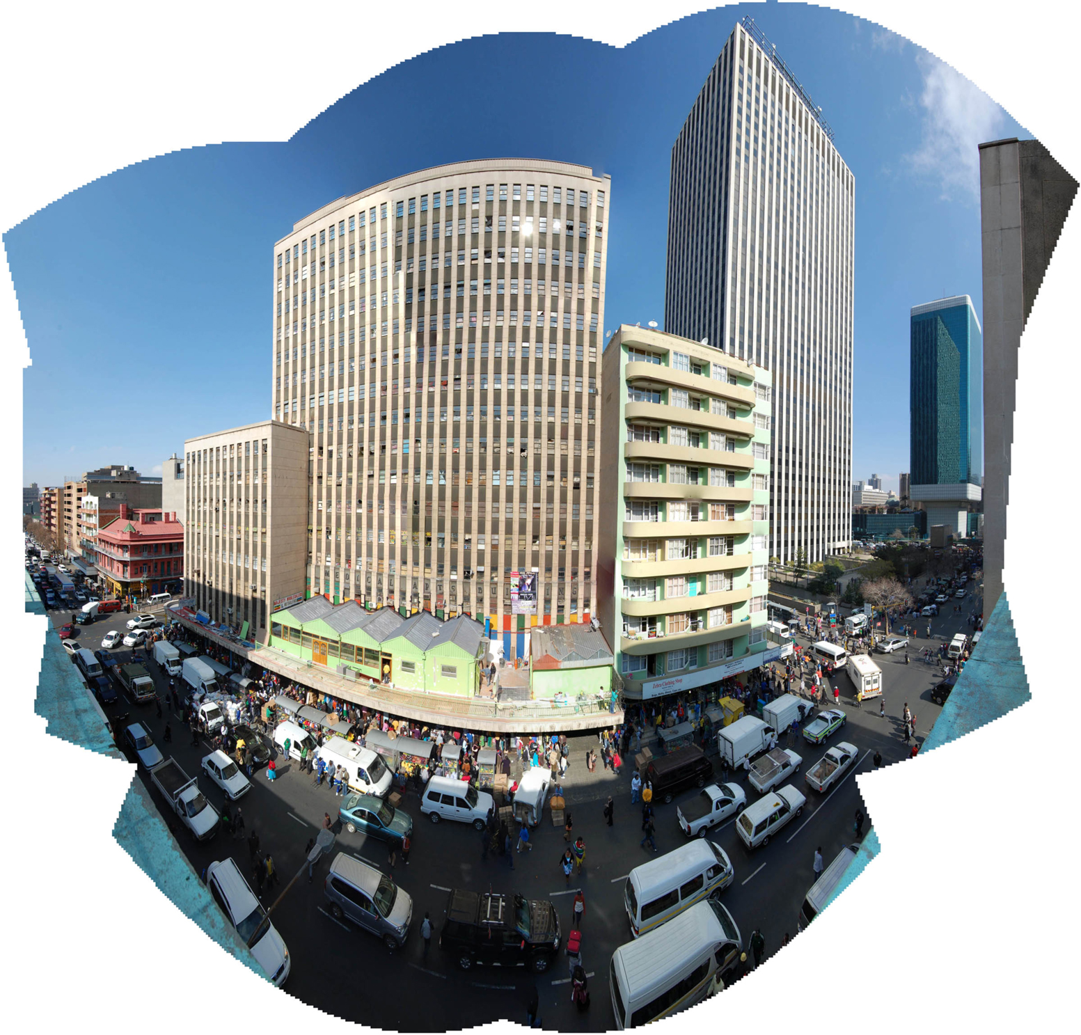 Jeppe in Johannesburg (Südafrika), genannt Little Addis. Anders als die ehemaligen Fabriken, die zu Lofts und Ateliers umgenutzt werden, haben sich in diesen riesigen Baukomplex diverse Kleinbetriebe eingemietet. Viele der Produkte werden hier auch gleich