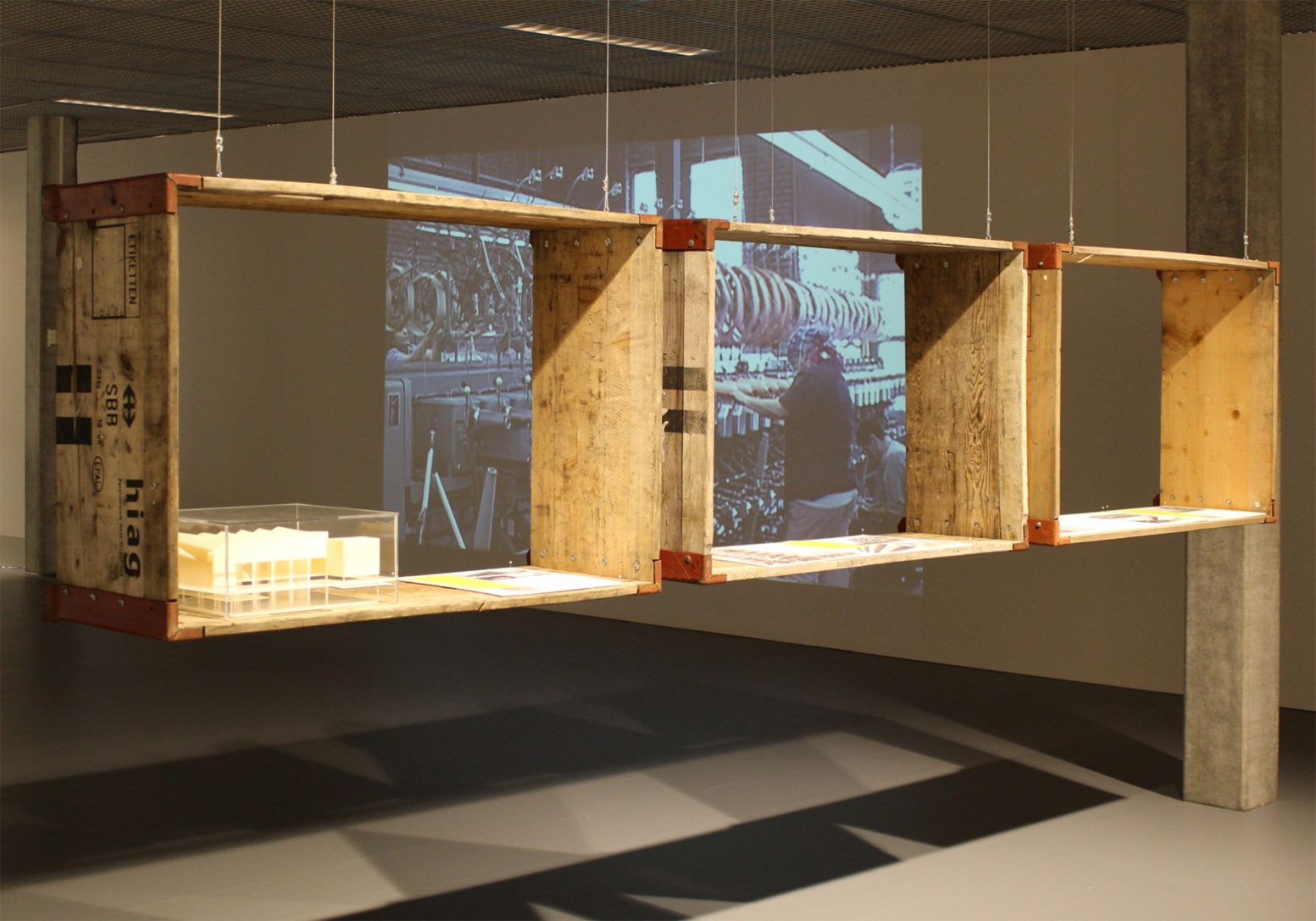 Blick in die Ausstellung «Vertical Urban Factory», die mit Paletten und Transportboxen selber eine Fabrikatmosphäre verbreitet. (Bild: Cyril Veillon, Archizoom EPFL)