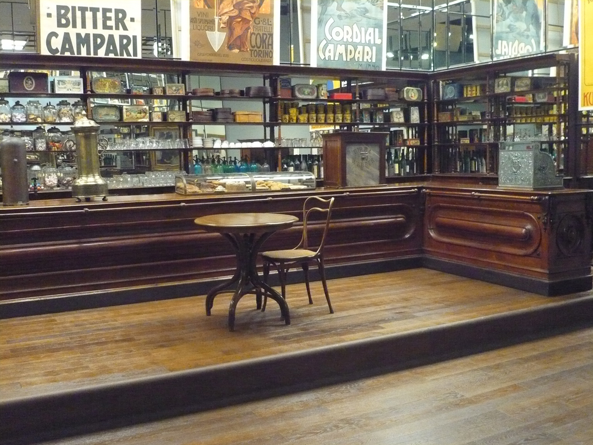 Eine italienische Bar von etwa 1910. Möblierung, Gegenstände und Geräte aus der Zeit.