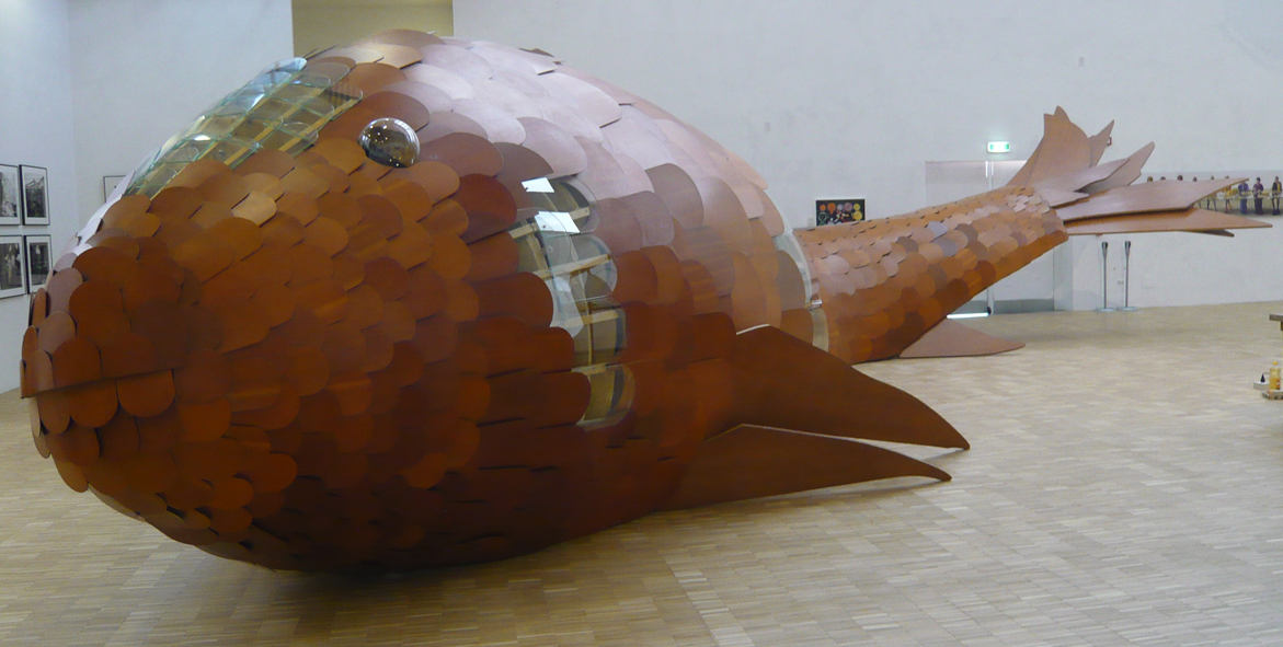 Architekt Frank Gehry hat einen grossen Fisch beigesteuert (1985/86). Er besteht aus lackierten Sperrholzschuppen auf ein Metallgerüst montiert und kann leider nicht betreten werden.