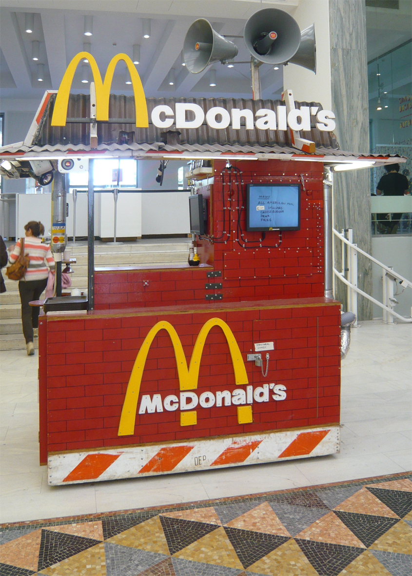 Nutsy s McDonalds von Tom Sachs (2001) begrüsst die Besucher im Eingangsbereich der Triennale. Sammlung Vanhaerents Art, London/Brüssel.