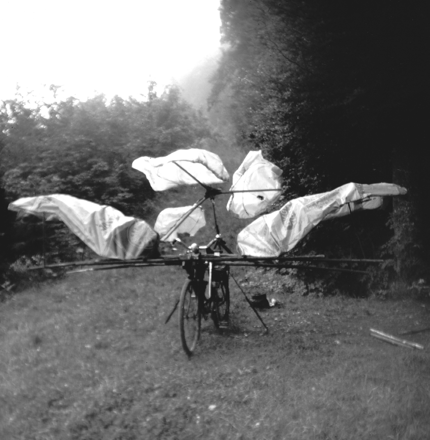 Gustav Mesmer baute seine Fluggeräte mit viel Geschick und Phantasie zusammen und liess sich durch Misserfolge nicht entmutigen. (Bild: Gustav Mesmer Foundation, Kirchentellinsfurt)