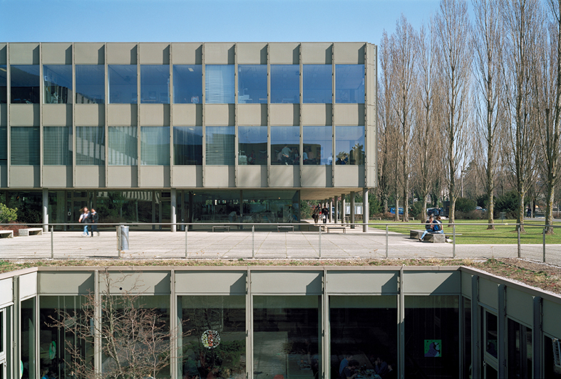 Max Schlup, Gymnasium Strandboden, Biel/Bienne, 1963-81: Blick über den abgesenkten zentralen Innenhof auf das Französische Gymnasium. (Foto: Andrea Helbling)