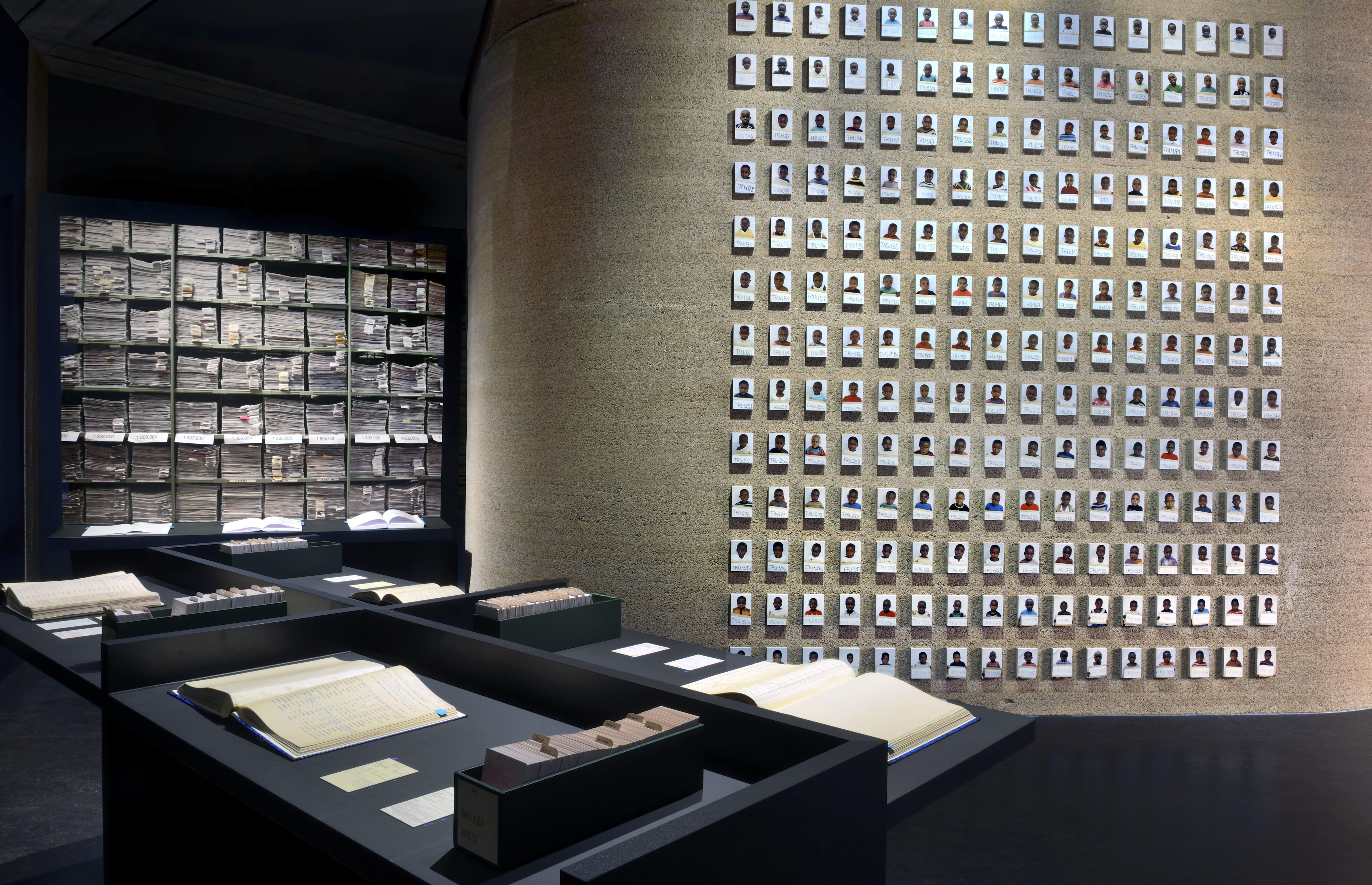 Porträts von vermissten ruandischen Kindern hängen an der Aussenwand des Hanfbetonraums von Diébédo Francis Kéré.