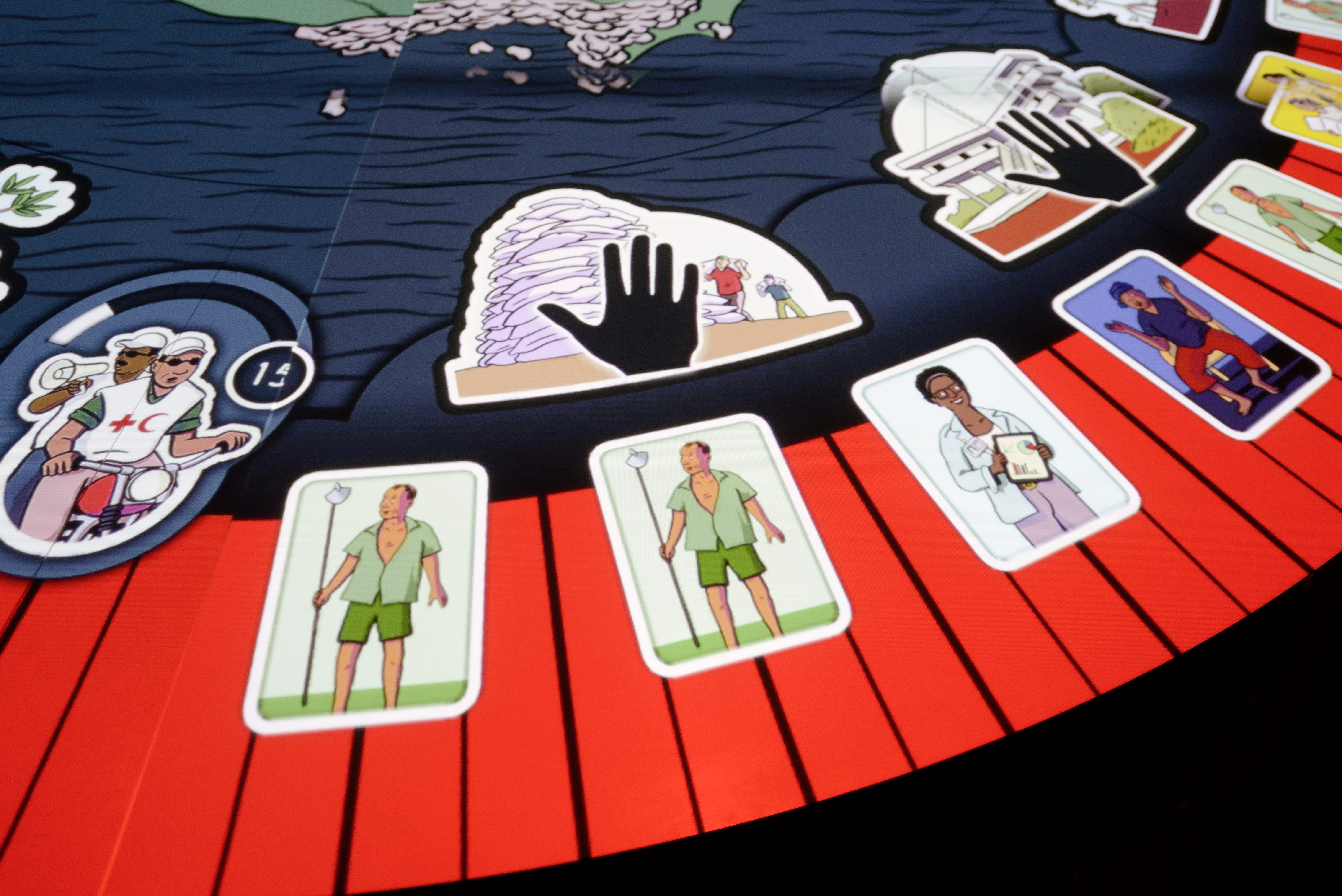 Ein interaktives Spiel veranschaulicht im Raum «Risiken von Naturgefahren begrenzen», was Katastrophenhilfe leisten muss.