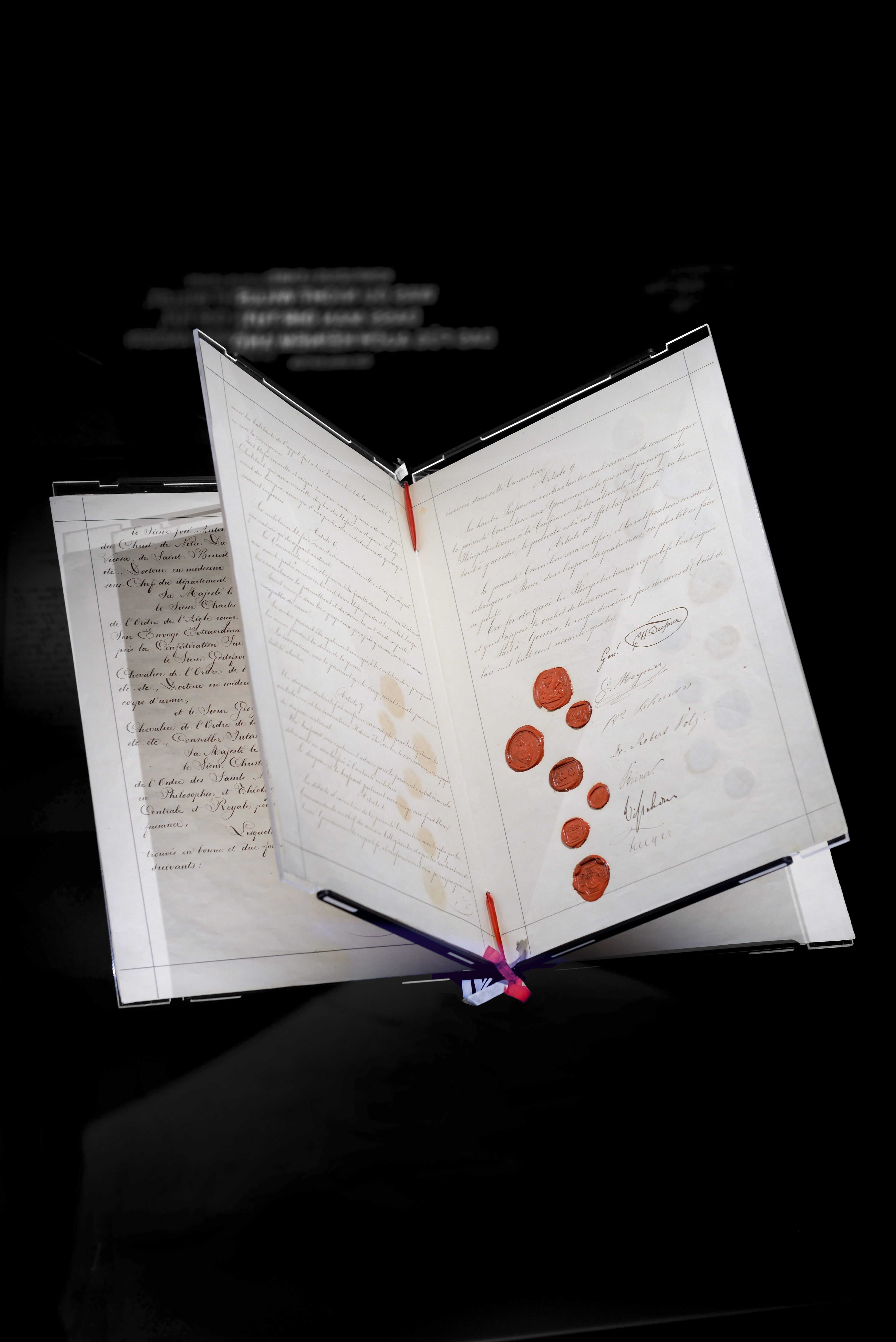 Auch die Genfer Konvention von 1864 ist ausgestellt. Sie regelt im Konfliktfall den Schutz der nicht in die Kampfhandlungen involvierten Privatpersonen.