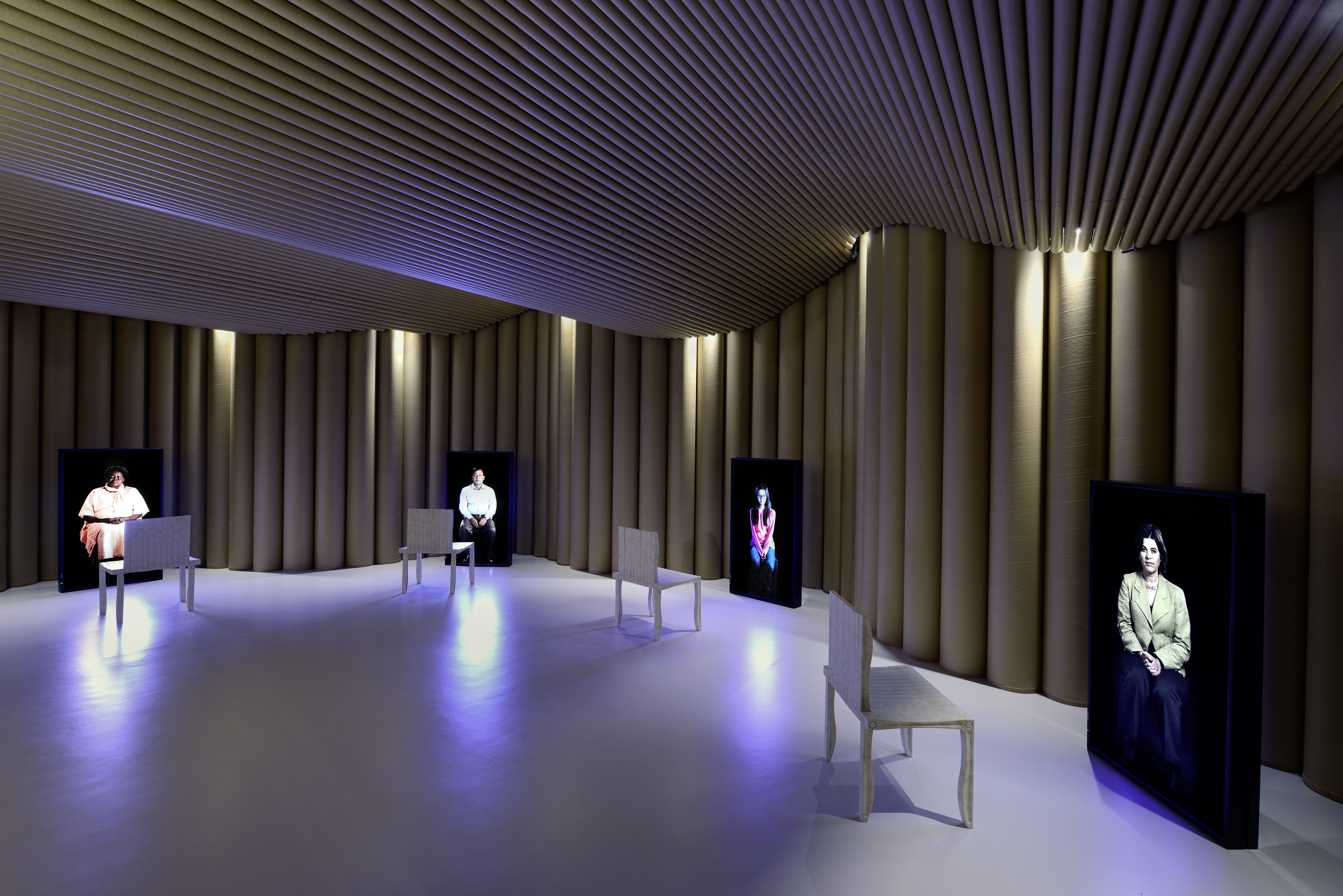 Geschwungene Wände aus Kartonröhren bilden den von Shigeru Ban gestalteten Bereich.