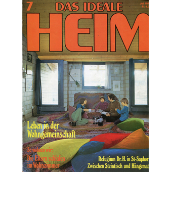 Die Titelseite von «Das Ideale Heim» zeigt Klaus Vogt mit seiner Familie auf dem Boden seines Wohnzimmers in Scherz. (Bild: zvg)