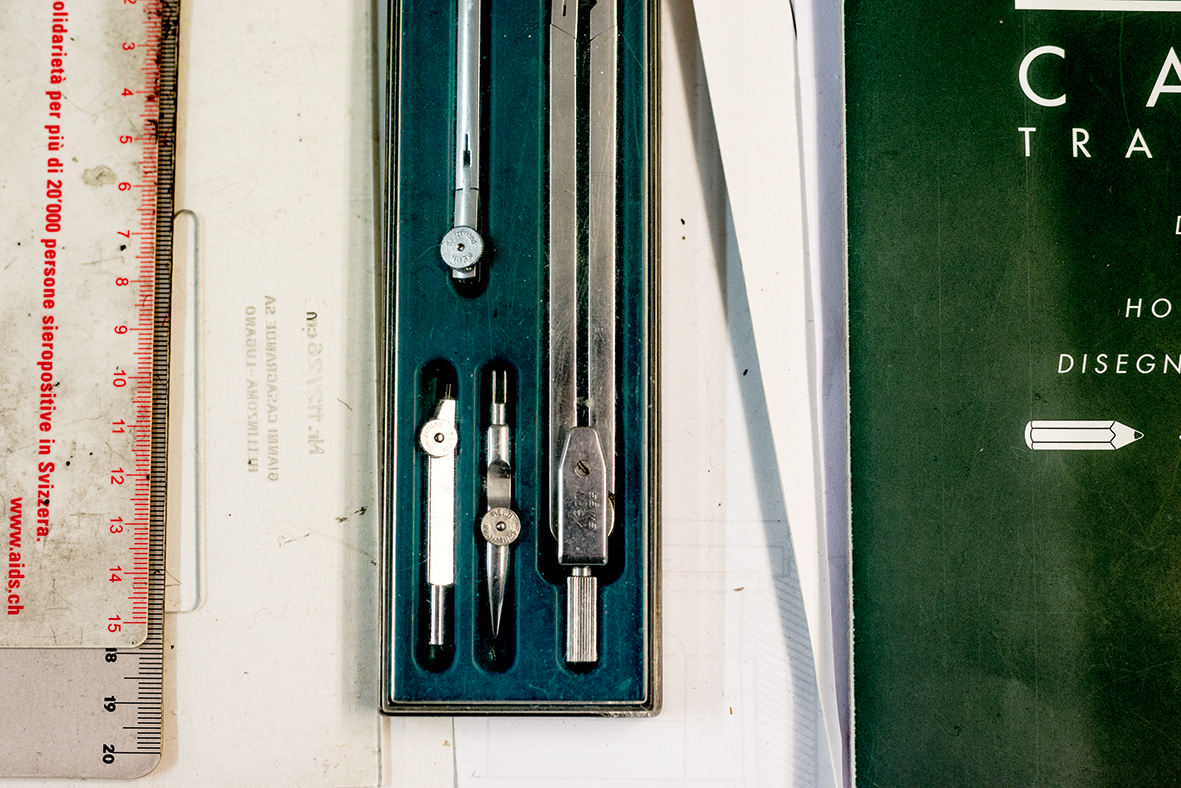 Dettaglio degli strumenti di lavoro. Fondo Tita Carloni, Fondazione Archivi Architetti Ticinesi. (Foto: Marcelo Villada Ortiz)