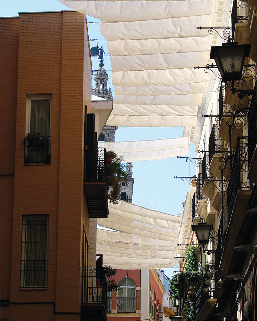 Une rue de la vieille ville de Séville, en été