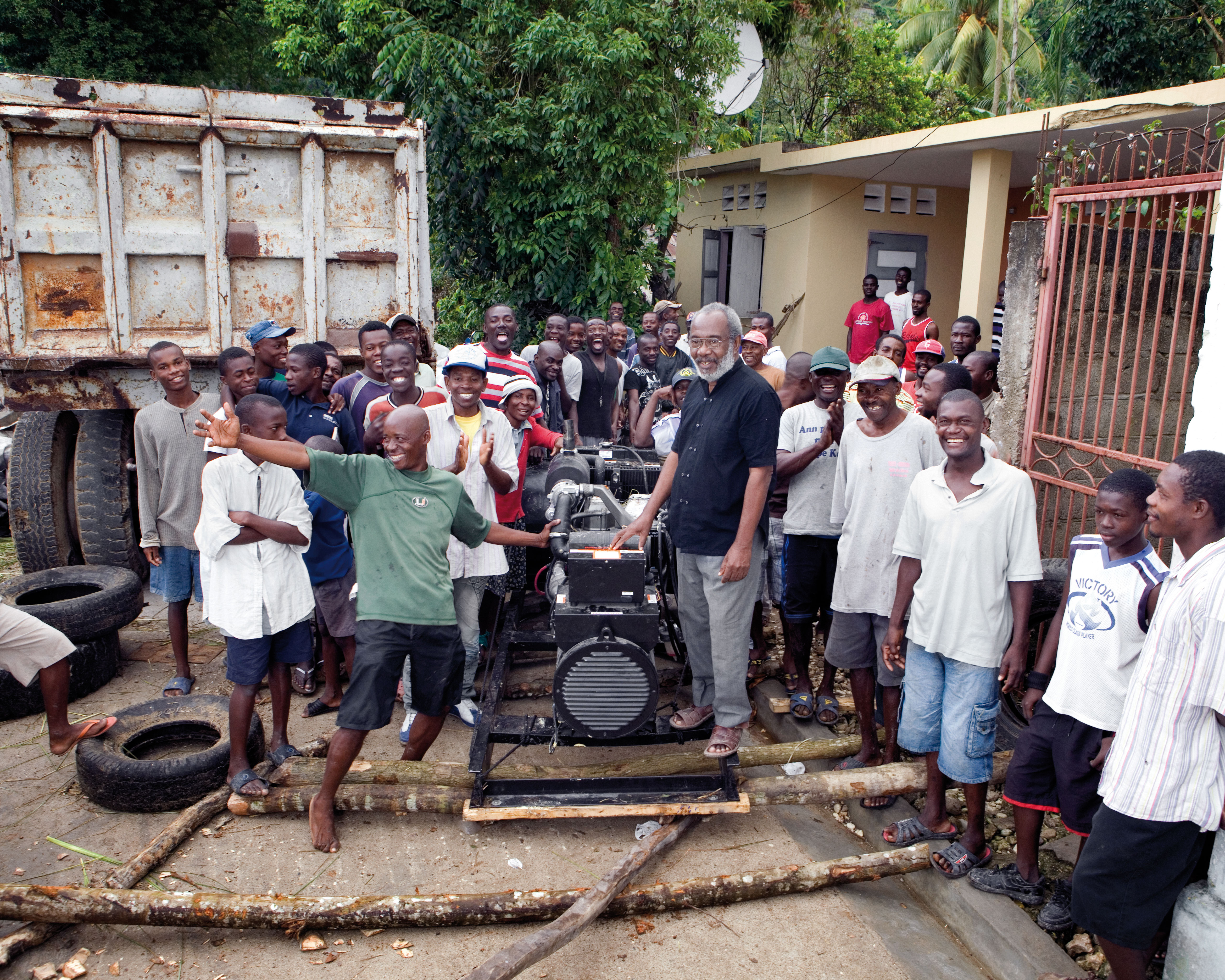 Arrivée de la nouvelle génératrice au village des Abricots. Le maire Jean-Claude Fignolé est au centre de l’image