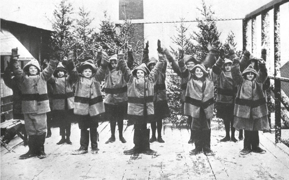 Exercices physiques sur le toit de la crèche Mary Crane à Chicago (1909)