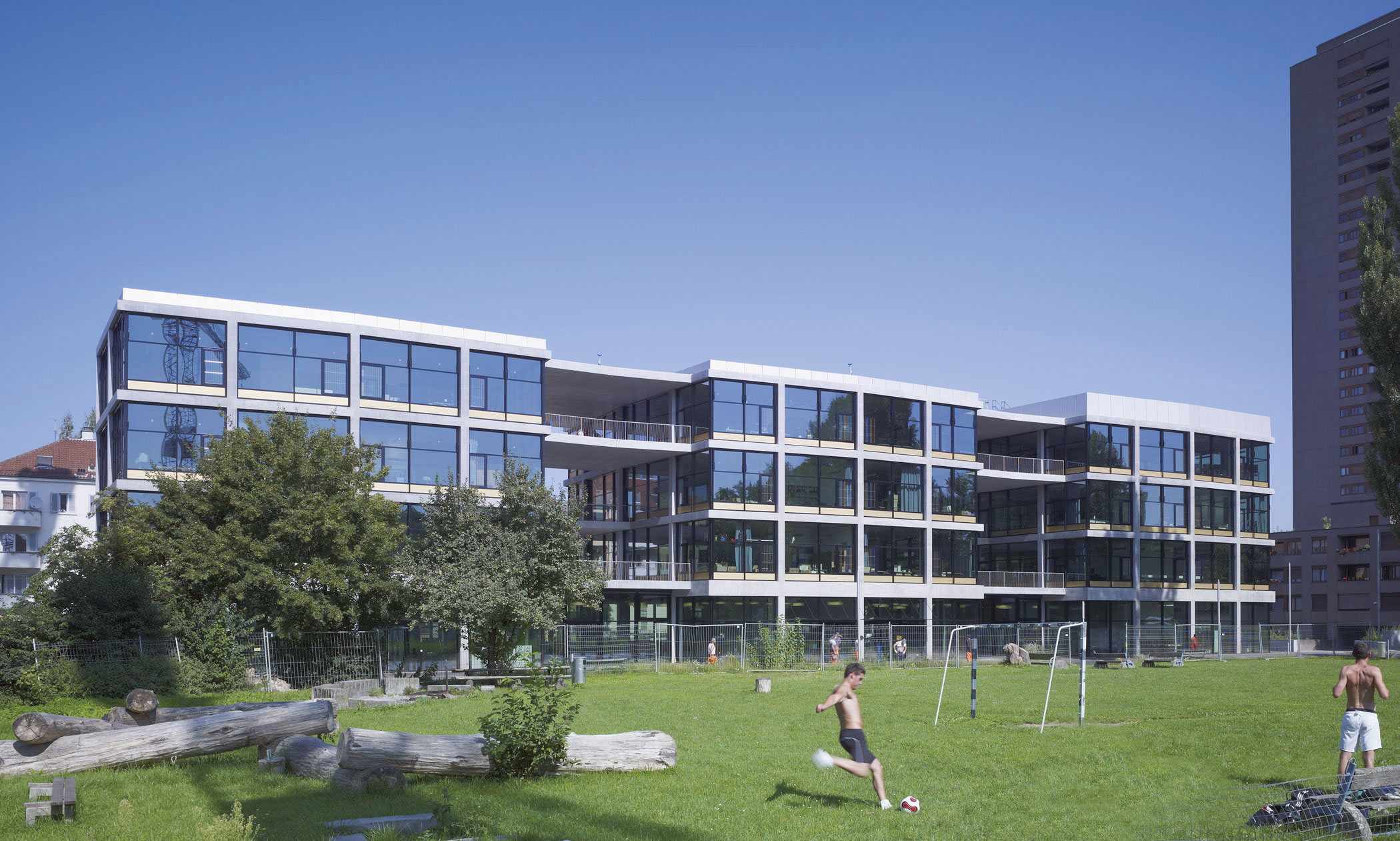 L’Oberstufenschulhaus (Albisriederplatz, Zurich), de Studer Simeon Bettler (2007-2009)