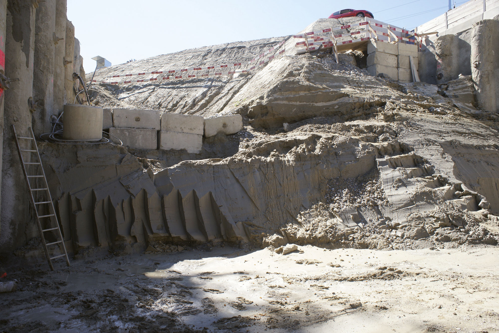 Terrains dans la fouille de la tranchée couverte