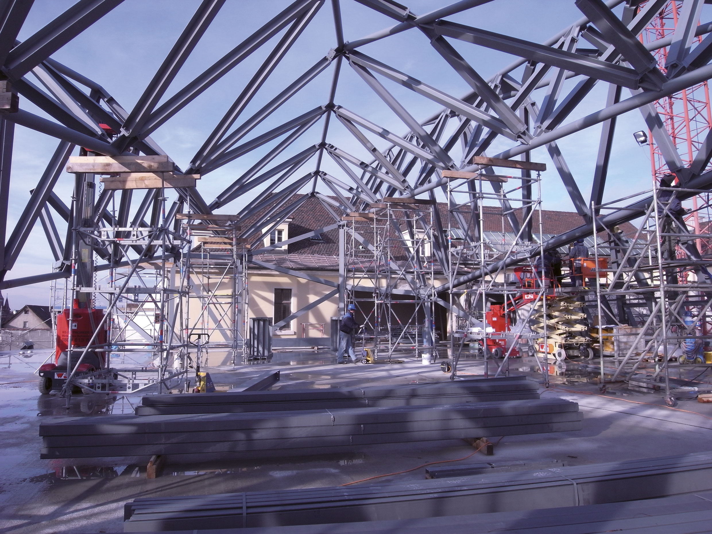 La structure métallique du toit