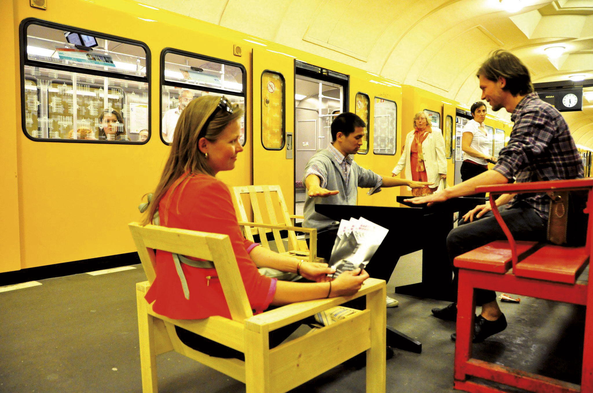 Guerilla Lounging dans les stations de métro Hallesches Tor et Kottbusser Tor, dans le quartier de Kreuzberg
