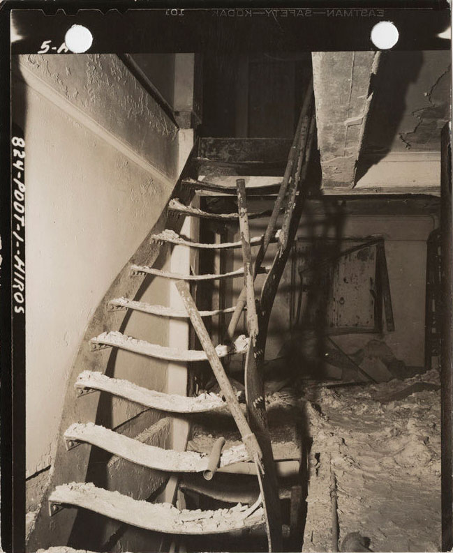 GZ2400, 15 novembre 1945, USSBS 2?: 53, Photo 74-IX. Escalier métallique déformé par le feu