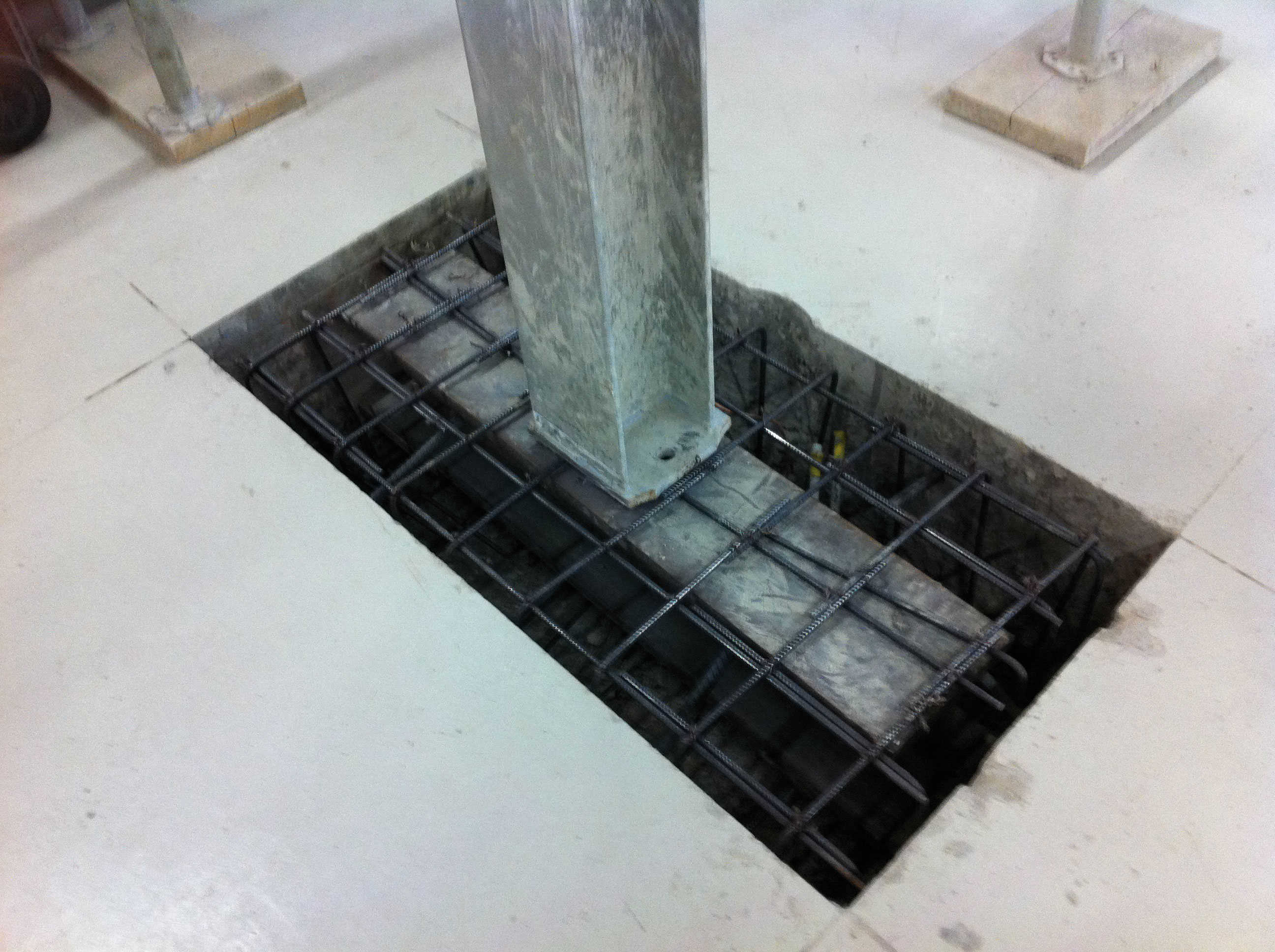 Exécution du renforcement de la fondation d’un pilier existant