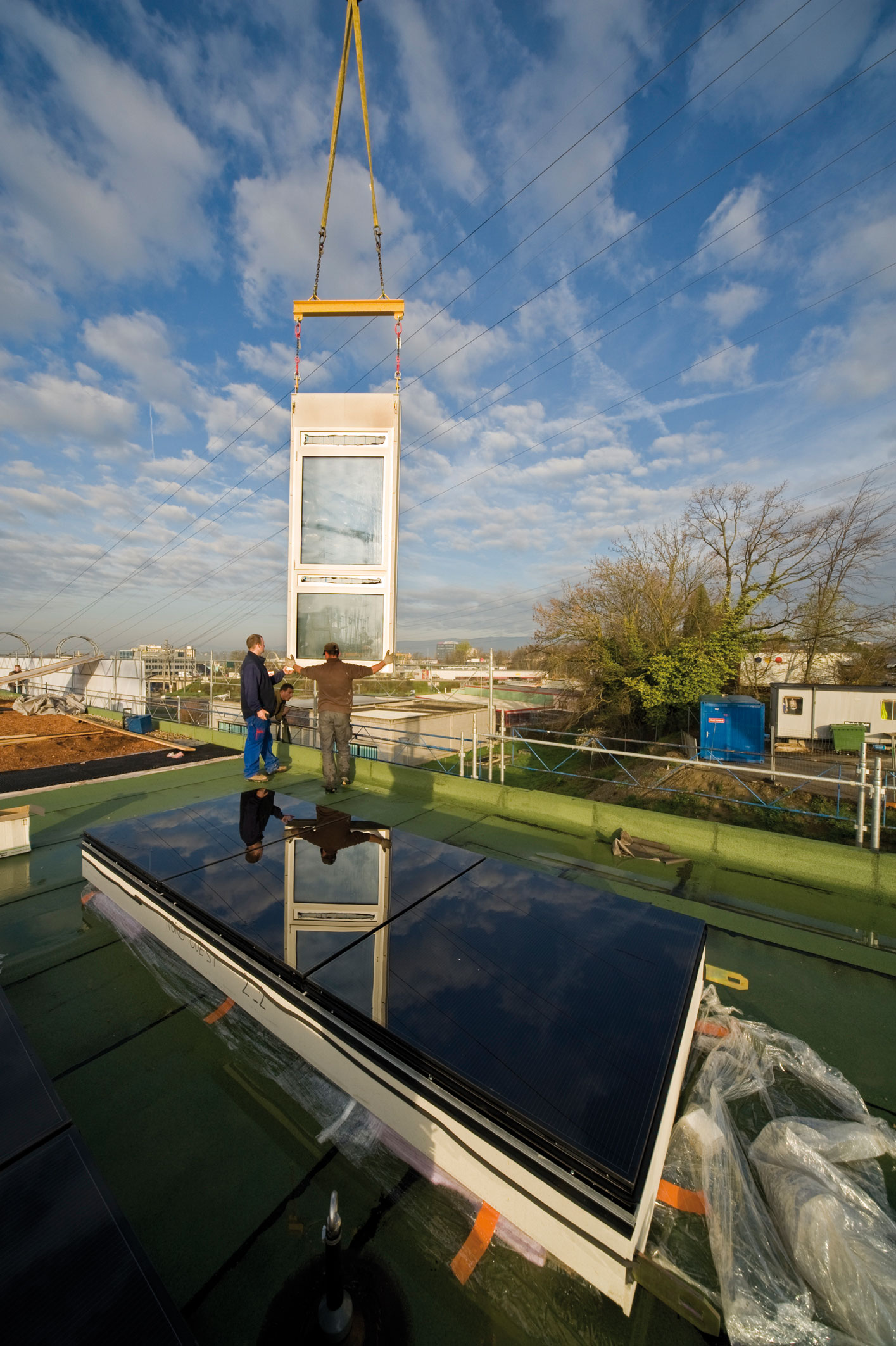 Manutention d’un élément de façade préfabriqué avec fenêtre