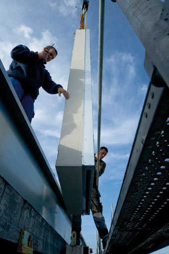 ixation d’un élément de façade préfabriqué équipé de panneaux photovoltaïques