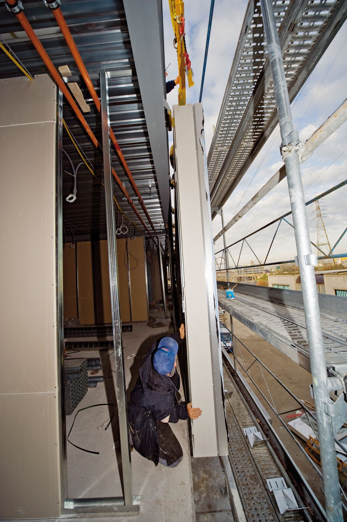 ixation d’un élément de façade préfabriqué équipé de panneaux photovoltaïques