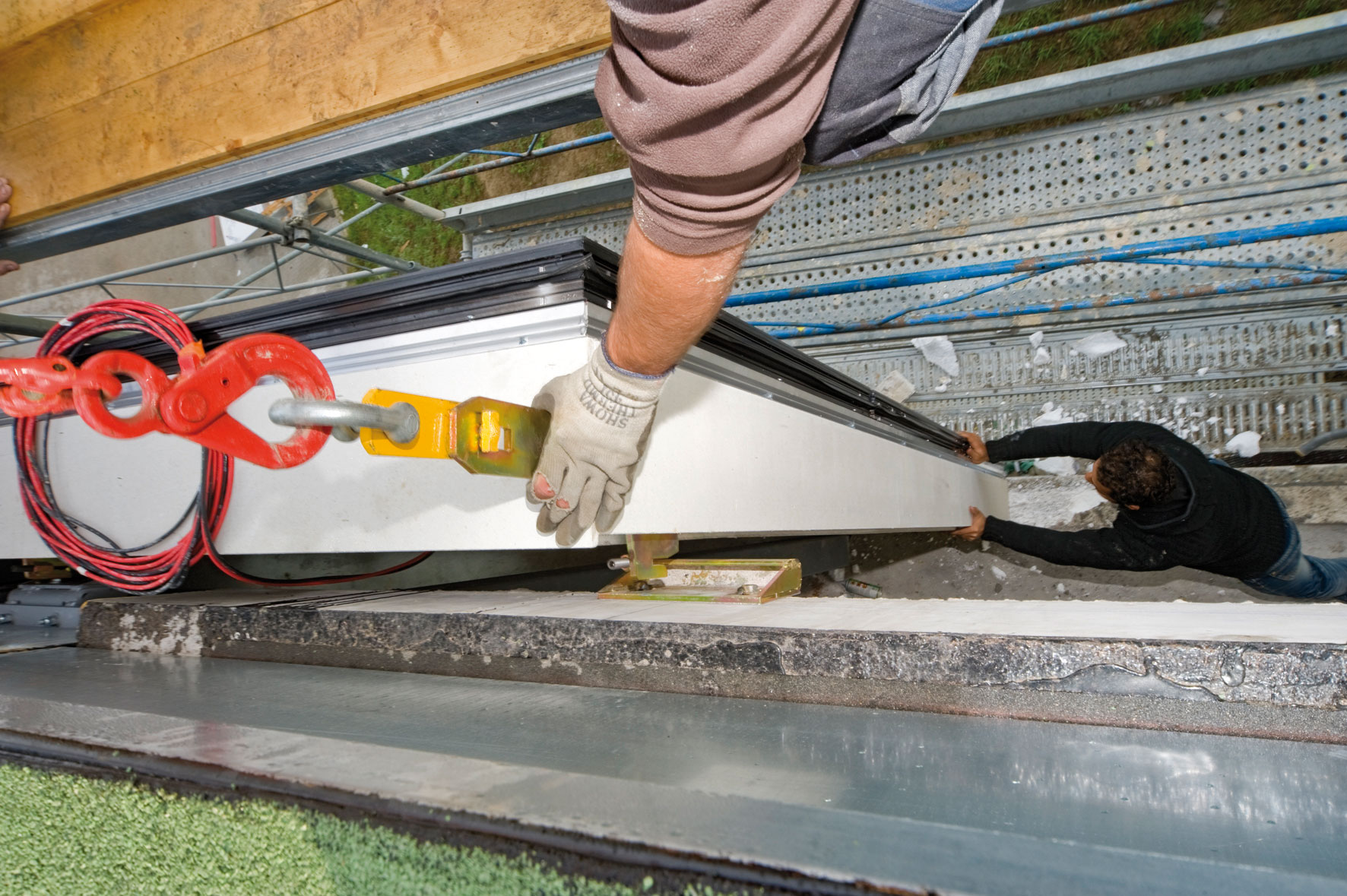 ixation d’un élément de façade préfabriqué équipé de panneaux photovoltaïques