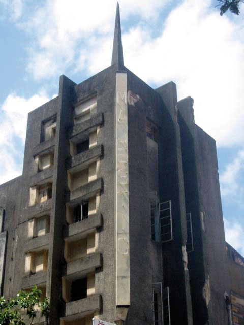 Le Majestic Cinema, situé à l’angle d’une rue secondaire de Stone Town