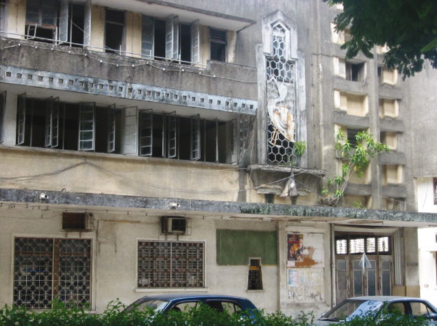 La façade des années 50 est presque entièrement conservée. Seul élément rajouté, les barreaux du rez-de-chaussée