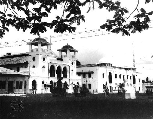 Le Royal Theater de John Sinclair vers 1940. A droite, l’école Aga Khan