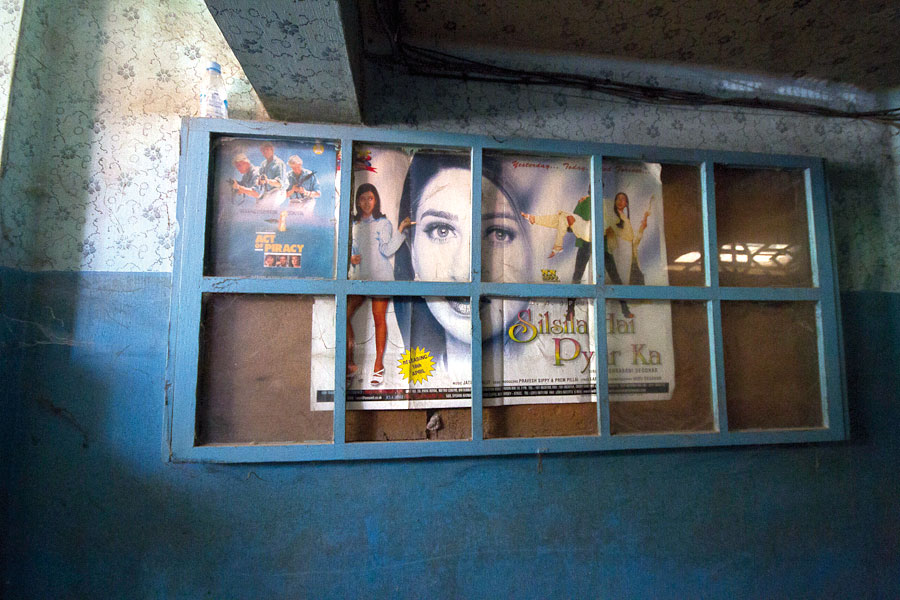 La vieille affiche d’un film hindi tels qu’on les projetait au Majestic Cinema jusque dans les années 80