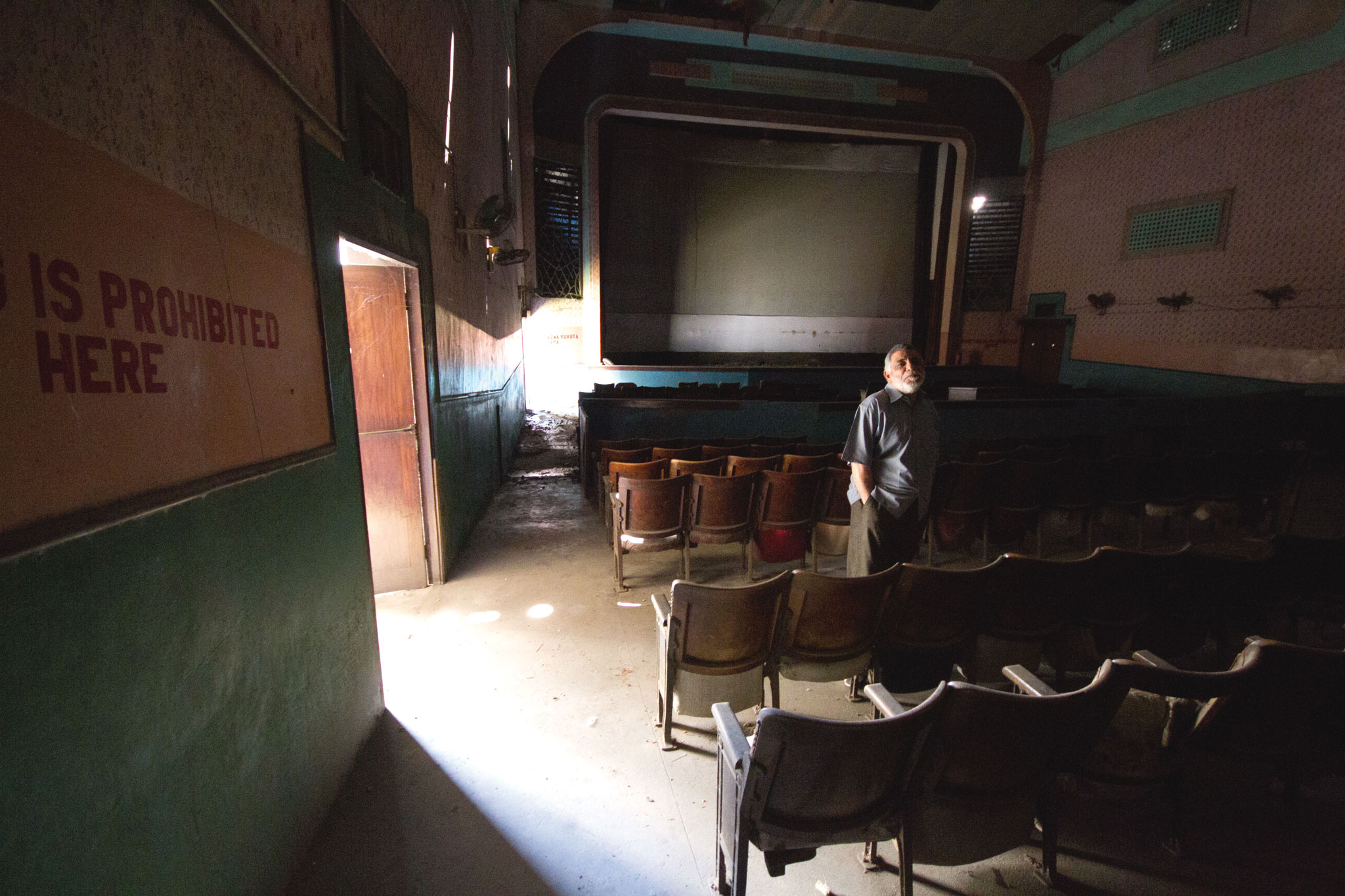 Abdulhussein Malash dans la salle de cinéma qui pouvait accueillir environ 450 spectateurs