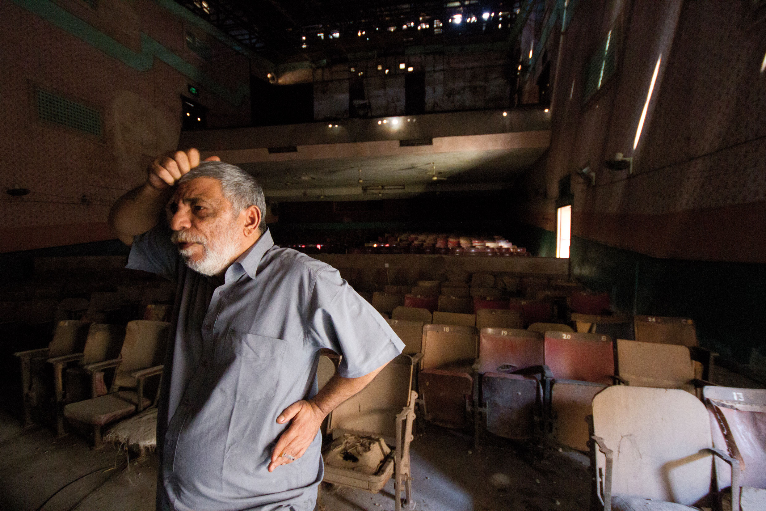Les fauteuils d’origine, qui ont bientôt 60 ans. Au fond, l’estrade et l’espace de projection
