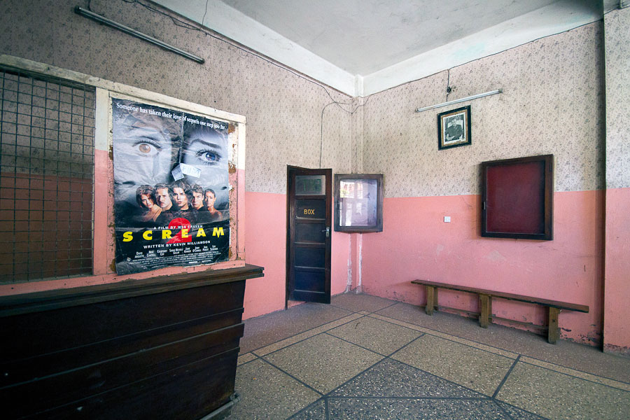 Le foyer, avec au fond le portrait de l’ancien président Karume