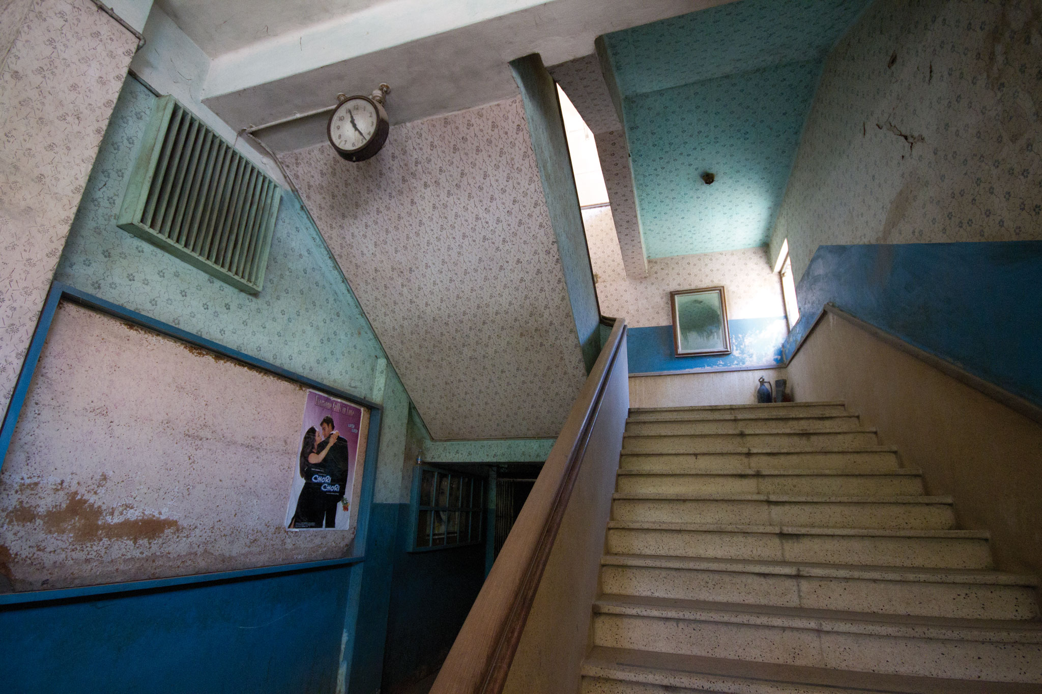 L’escalier qui mène à l’estrade et aux bureaux situés au premier et au deuxième étage