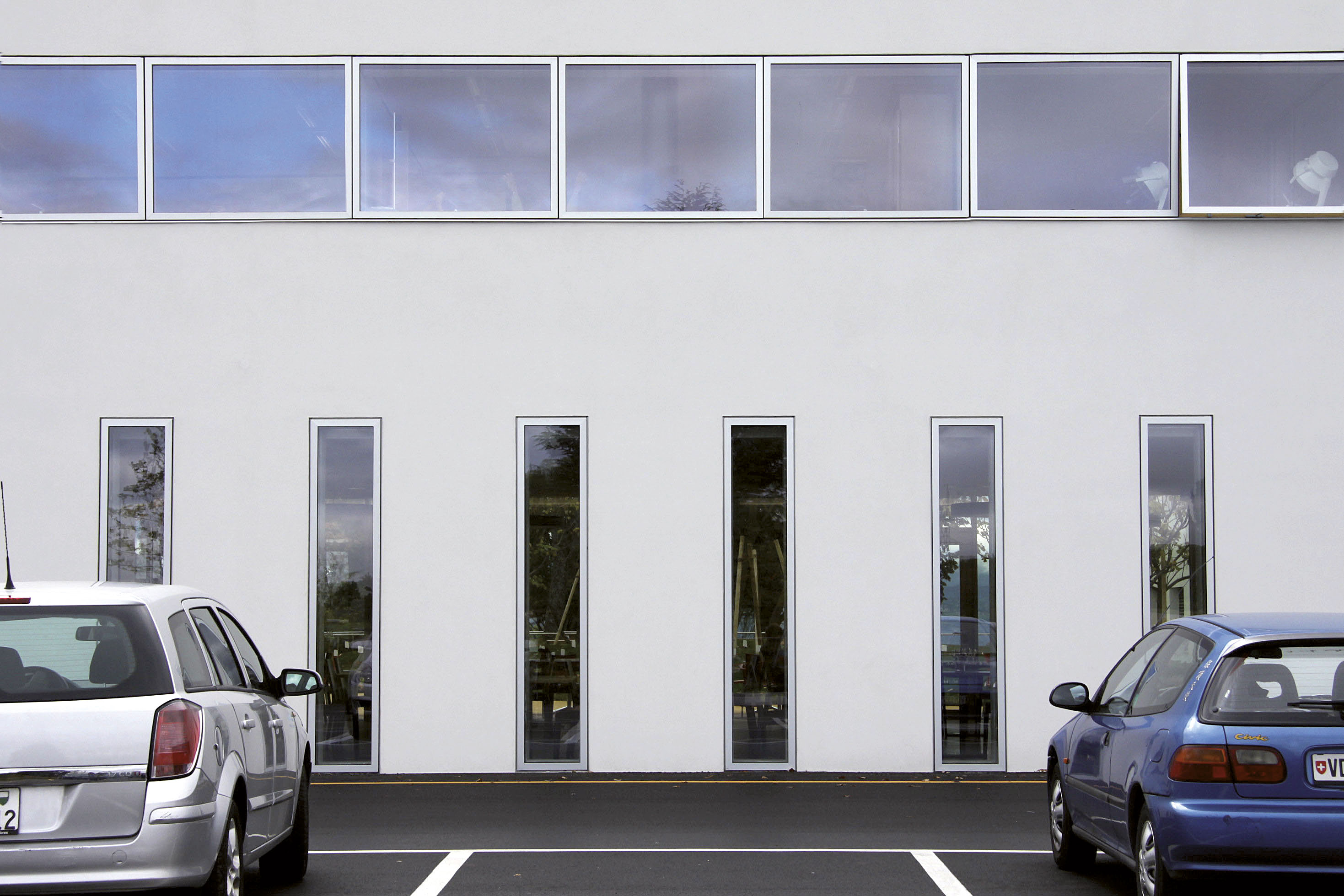 La salle à manger d’un EMS au Mont-sur-Lausanne vue de dehors