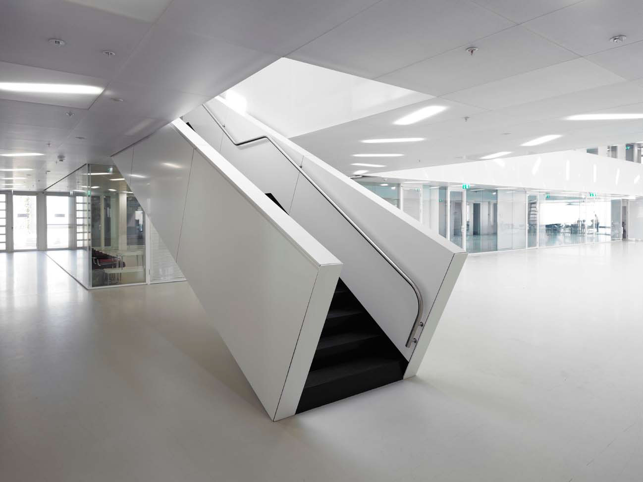 L’escalier de l’atrium menant au deuxième niveau